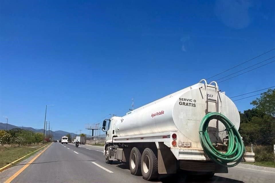 Un paro por vacaciones de dos días de los trabajadores del gobierno municipal y del estado que conducen las pipas cisterna, ha dejado sin el suministro de agua a miles de familias.