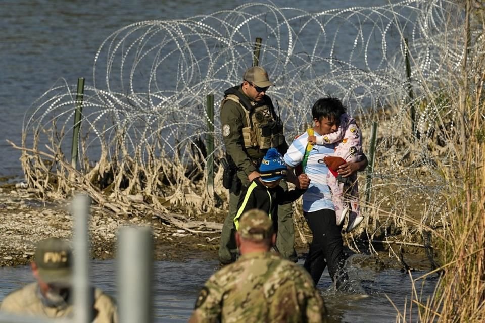 Migrantes son tomados bajo custodia en Eagle Pass, Texas, el 3 de enero del 2024.
