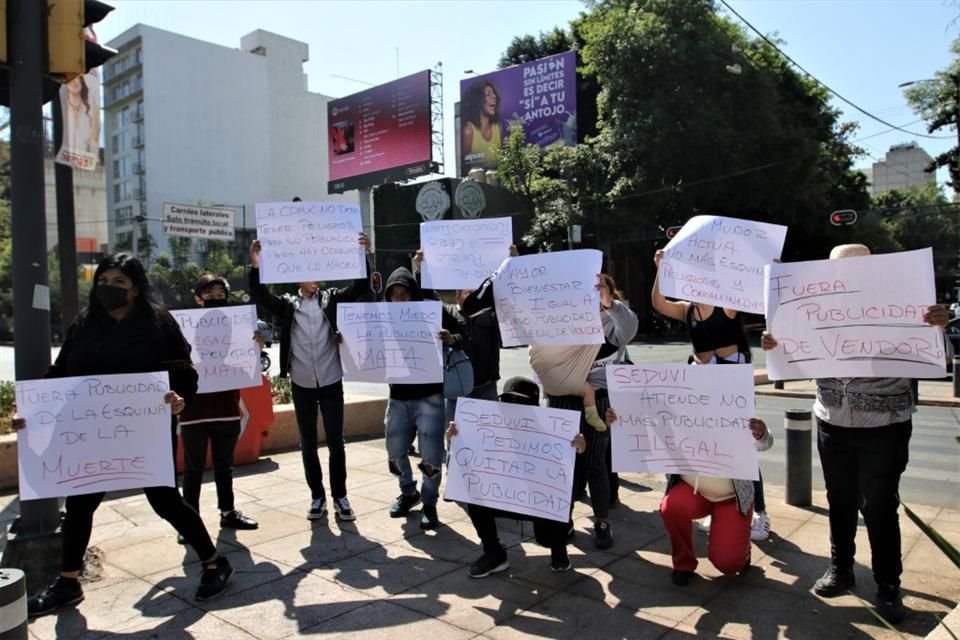 Vecinos y activistas se movilizaron ayer para reclamar el retiro de publicidad ilegal.