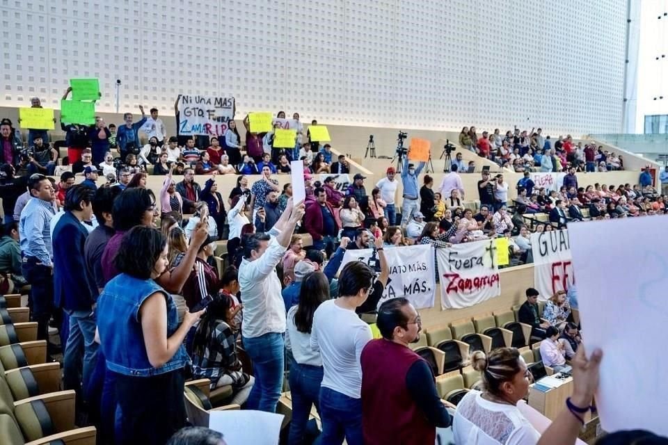 Militantes de Morena protestaron en el Congreso de Guanajuato para exigir justicia por el crimen de Gisela Gaytán.