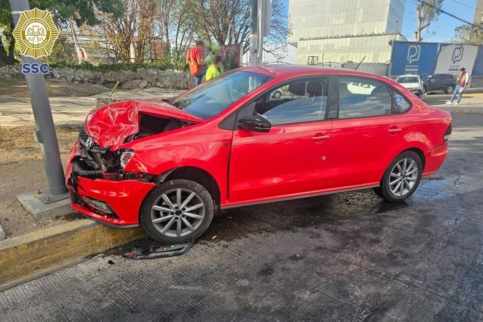 Poliçias dieron con la ruta de escape de los delincuentes a bordo del vehículo robado y uno color rojo que era usado como muro.