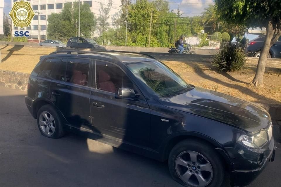 En un video que se compartió en la red social X un automovilista captó cuando una patrulla perseguía una camioneta negra sobre los carriles laterales.