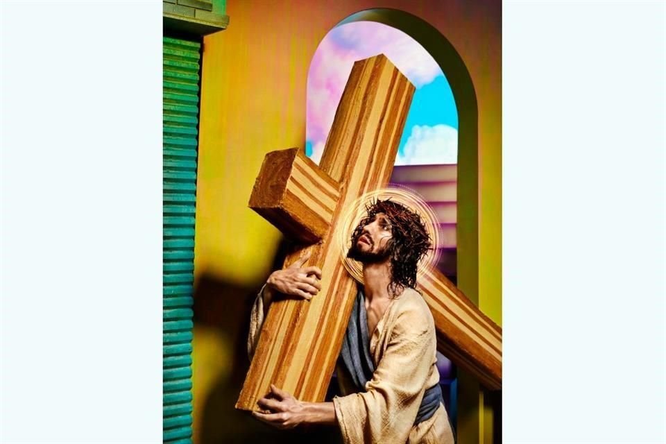 El Jesucristo del Viacrucis del artista es encarnado por el rapero italiano Tedua. Sobre estas líneas, la primera caída.