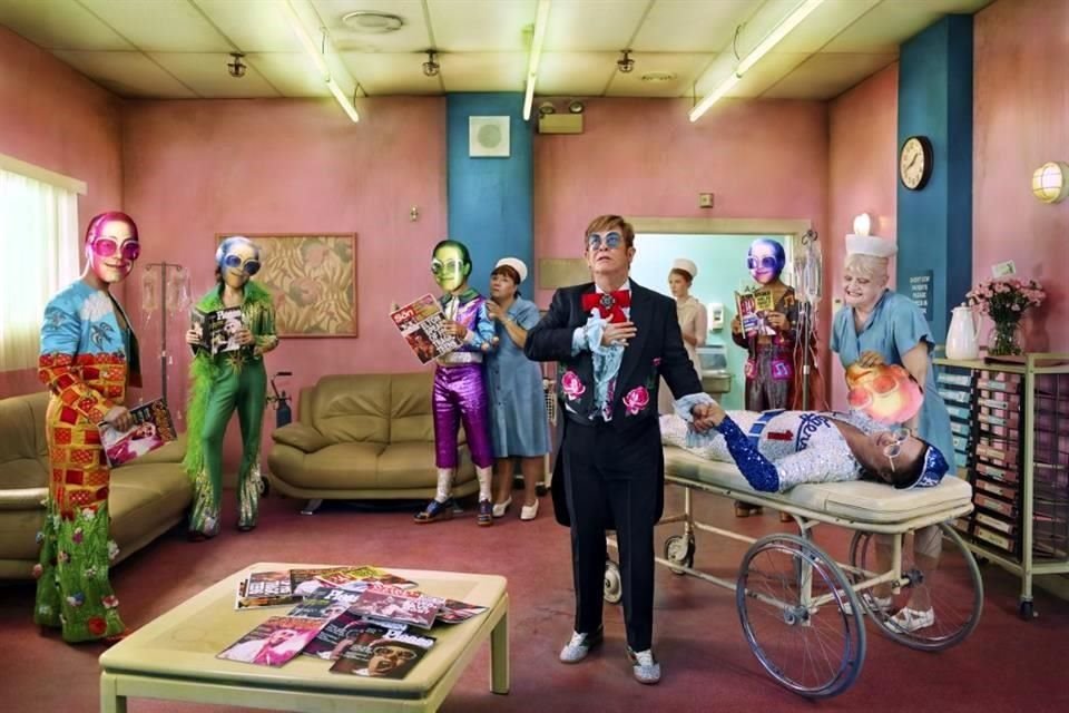 Entre las celebridades que ha retratado, destaca Elton John, con 'Someone Save My Life Tonight', de 2017.
