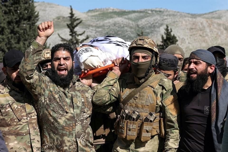 Dolientes marchan con el cuerpo del destacado líder yihadista iraquí Maysar Ali Musa Abdallah al-Juburi durante su funeral en la ciudad de Idlib, en el noroeste de Siria.