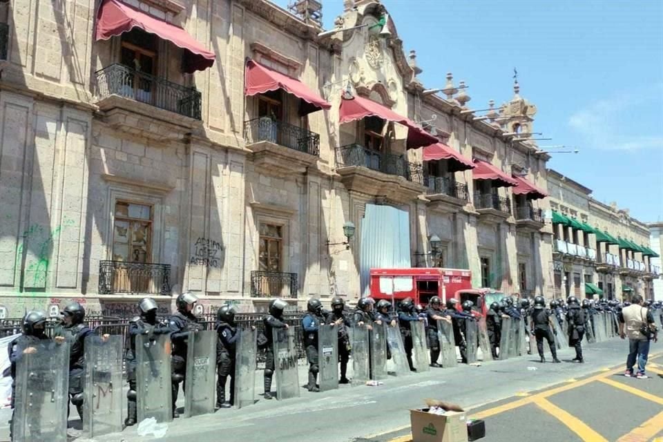 Vandalizan fachada de Palacio de Gobierno, Congreso y del SAT en Michoacán.