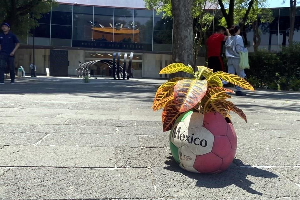 La exhibición consta de 100 balones desinflados y reconvertidos en macetas, dispuestos por todo el exterior del recinto.