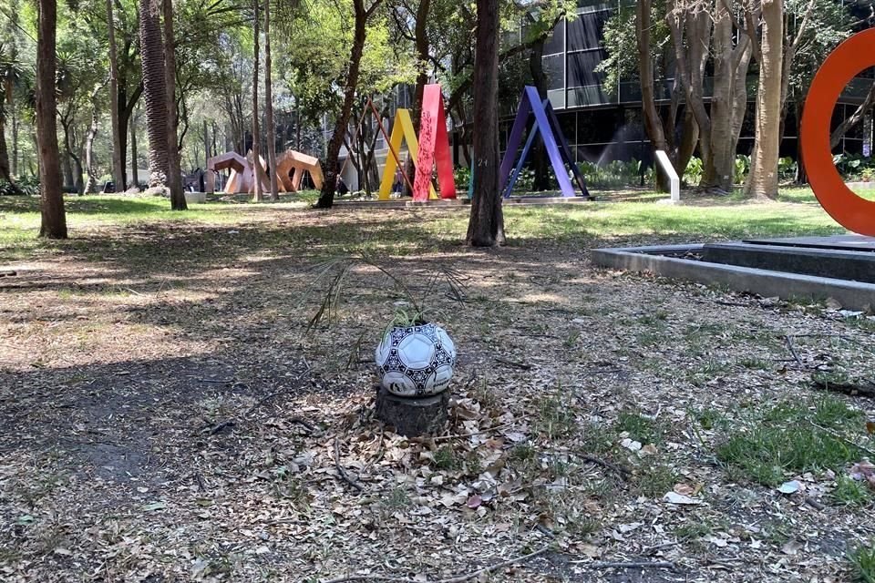 Las macetas 'dialogan' con las esculturas del jardín del museo, dirigido por Natalia Pollak, quien destacó la trayectoria del artista.