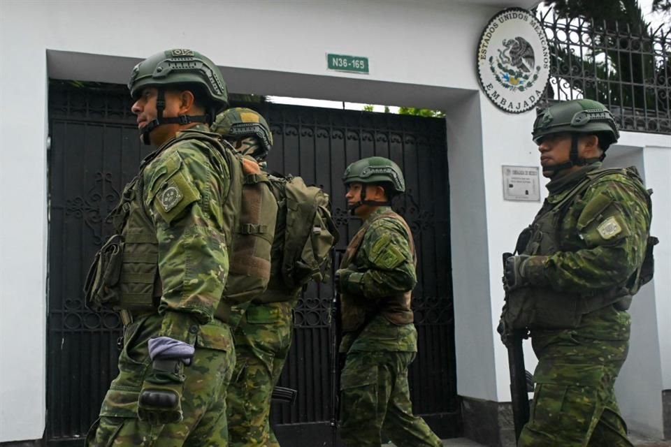 Soldados llegaron a la sede de la Embajada mexicana en Quito.