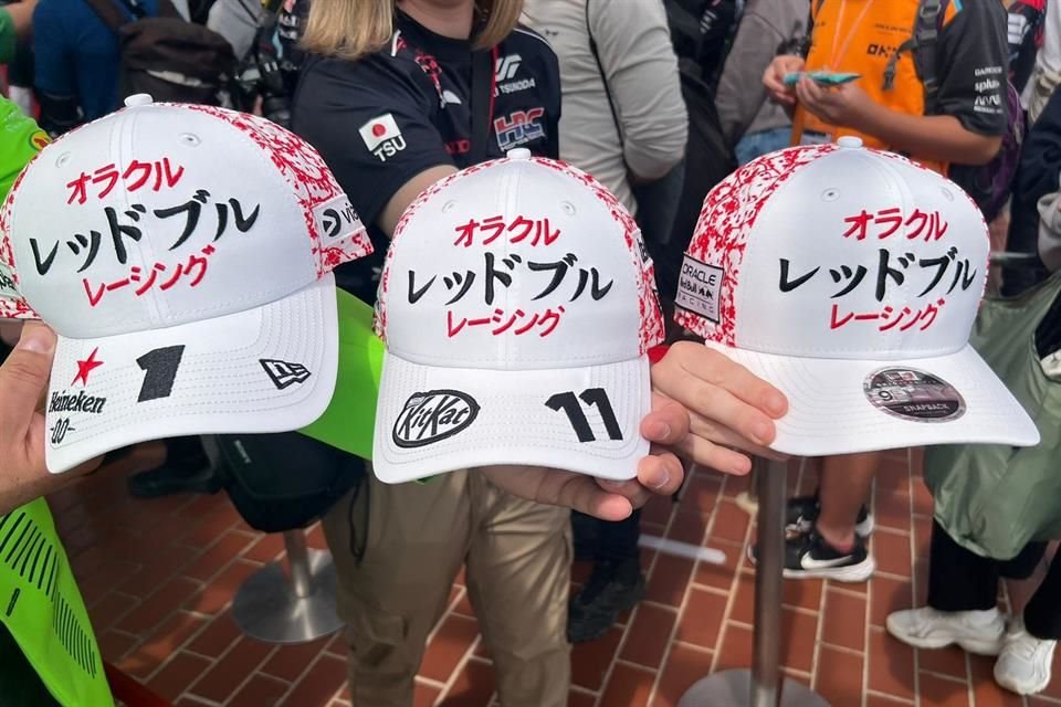 Pese a su alta demanda, la gorra de Sergio Pérez edición especial con letras japonesas la marcaban como 'agotada', aunque había otra razón.