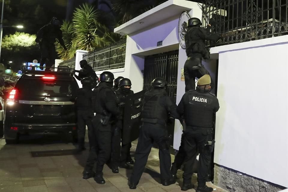 La policía ecuatoriana irrumpió en la Embajada de México en Quito, Ecuador.