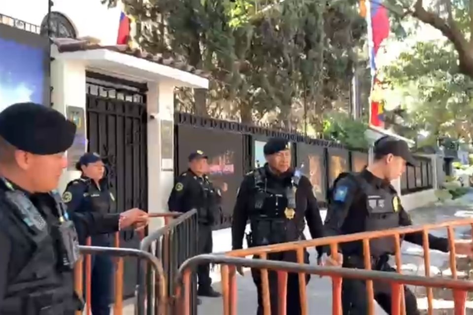 La Seguridad en la Embajada de Ecuador en CDMX fue reforzada tras la convocatoria de protesta luego del asalto a sede diplomática de México en Quito.