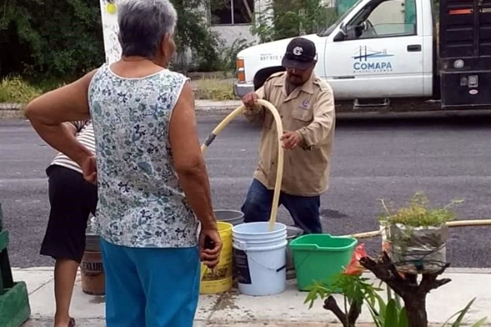 Comapa abastece de agua por medio de pipas cisternas a las cientos de familias afectadas y estima restablecer hoy el suministro.