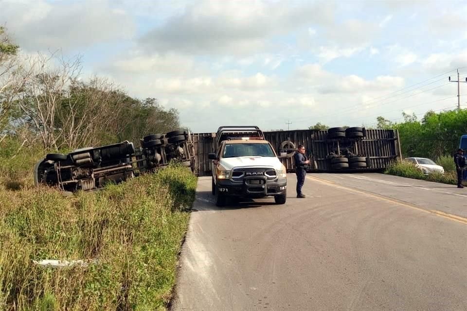 El tractocamión quedó atravesado a lo ancho de la carpeta asfáltica.