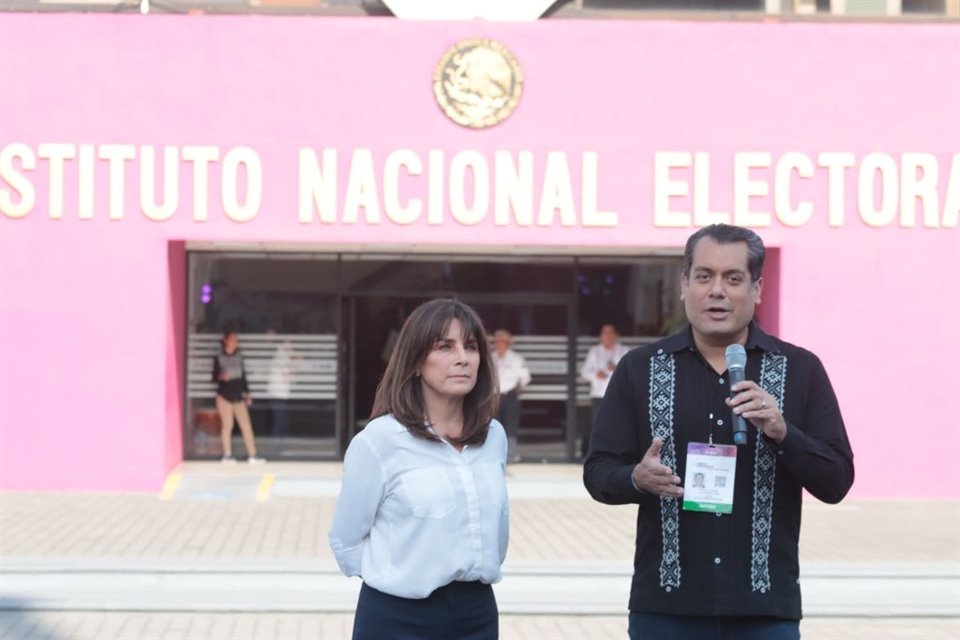 Ana María Lomelí, integrante del equipo de campaña de Claudia Sheinbaum, y Sergio Gutiérrez, representante de MORENA ante el INE.