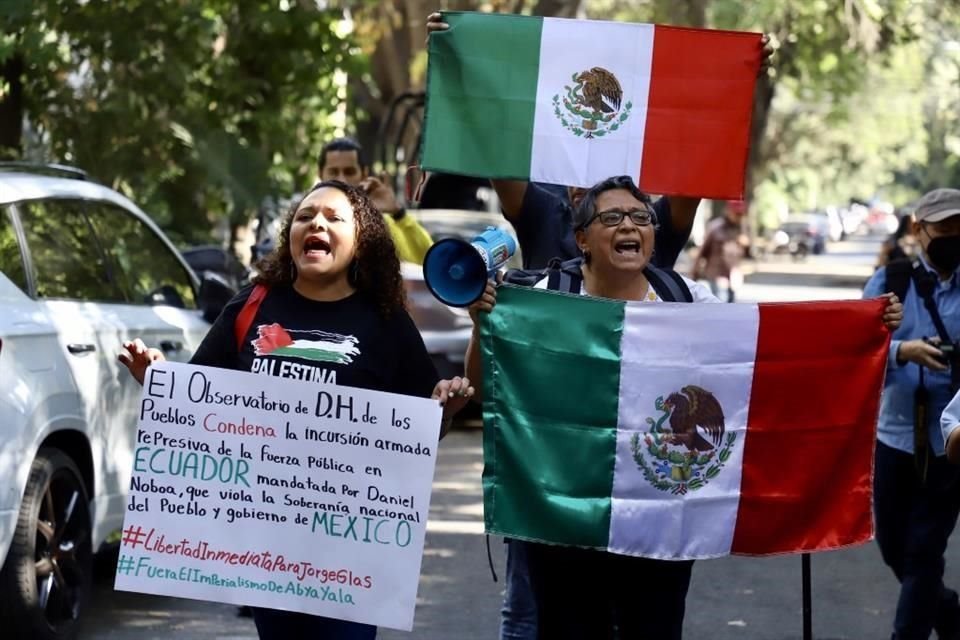 En la manifestación hubo banderas mexicanas y carteles.