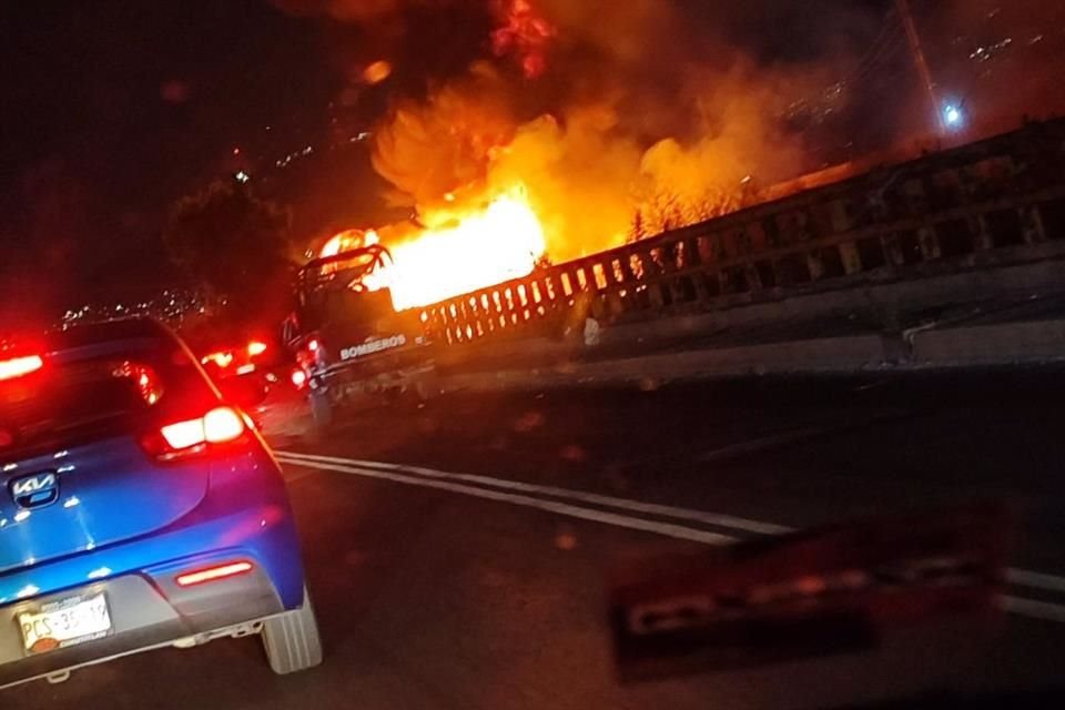 Bomberos y Protección Civil ya laboran en el lugar, tratando de contener la conflagración, la cual ya alcanzó algunos pastizales de la zona.
