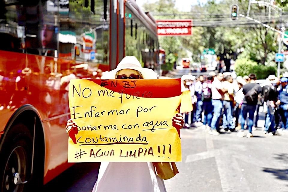 Vecinos cerraron un sentido de Avenida Insurgentes en protesta por agua supuestamente contaminada.