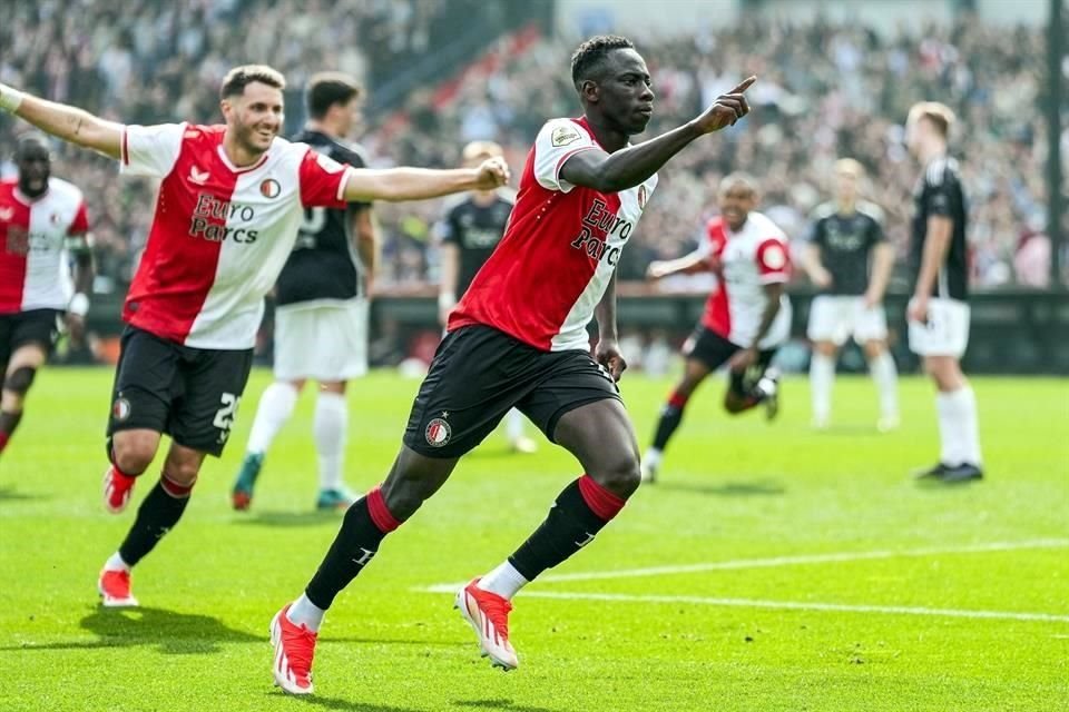 El Feyenoord sigue en la pelea por la Eredivisie al golear 6-0 al Ajax en el Clásico de los Países Bajos. Santiago Giménez jugó 77 minutos y dio una asistencia.