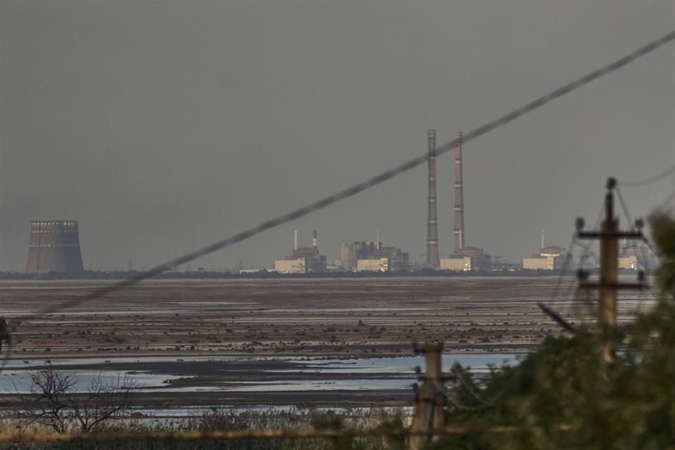 La planta de energía nuclear que Rusia controla en Zaporiyia, es vista al fondo tras el rompimiento de un dique en Energodar, Ucrania, el 27 de junio de 2023.