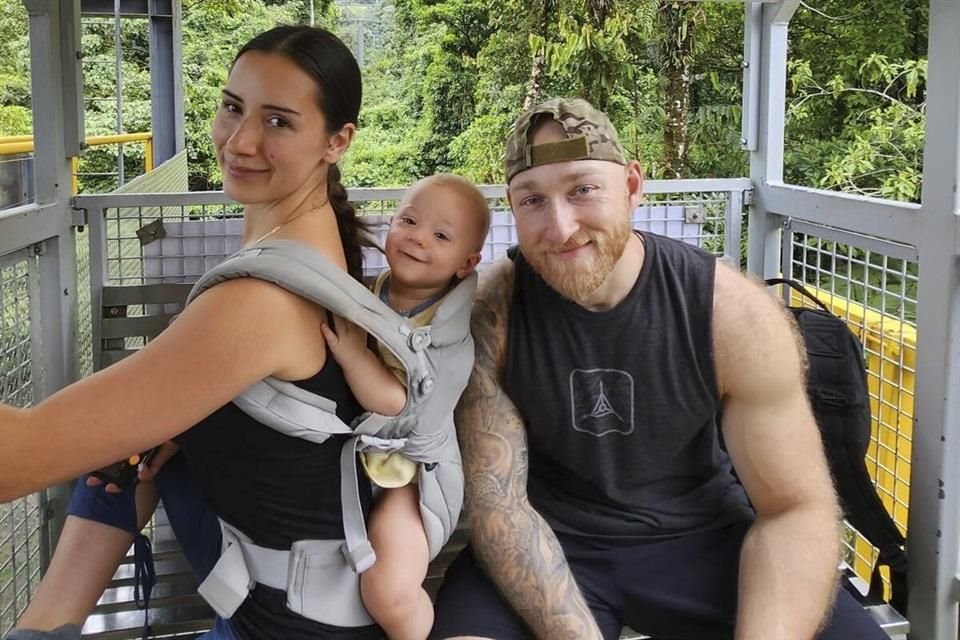 Jacob Flickinger con su esposa y su hijo. Jacob fue uno de los voluntarios que murió durante un ataque israelí en Gaza.