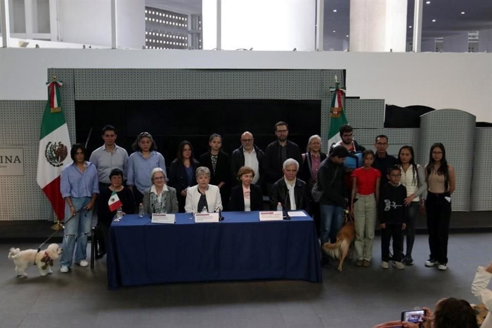 La delegación, conformada por 18 miembros, entre ellos la Embajadora Raquel Serur, y el Jefe de la Cancillería, Roberto Canseco, viajaron en un vuelo de Aeroméxico y aterrizaron este domingo en la T2.