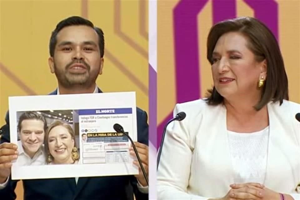 En el primer bloque del debate, miró directamente a la senadora con licencia y sacó cartulinas con fotografías de algunos invitados de la abanderada de la coalición del PAN, PRI y PRD e hizo reproches