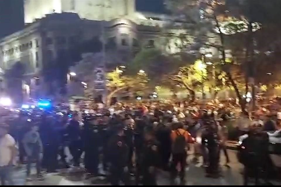 Una mujer fue herida por un ataque a balazos afuera del la estación del Metro Bellas Artes; agresor fue golpeado por usuarios y detenido.