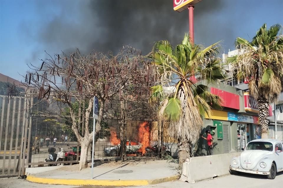 Estudiantes de Ayotzinapa vandalizaron Palacio de Gobierno de Guerrero.