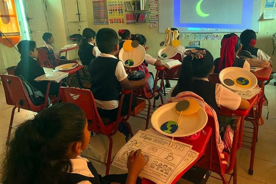 En la primaria Pedro Garza Elizondo, en Juárez, asistió el 12 % del alumnado, por lo que los niños fueron llevados a un solo salón de clases.