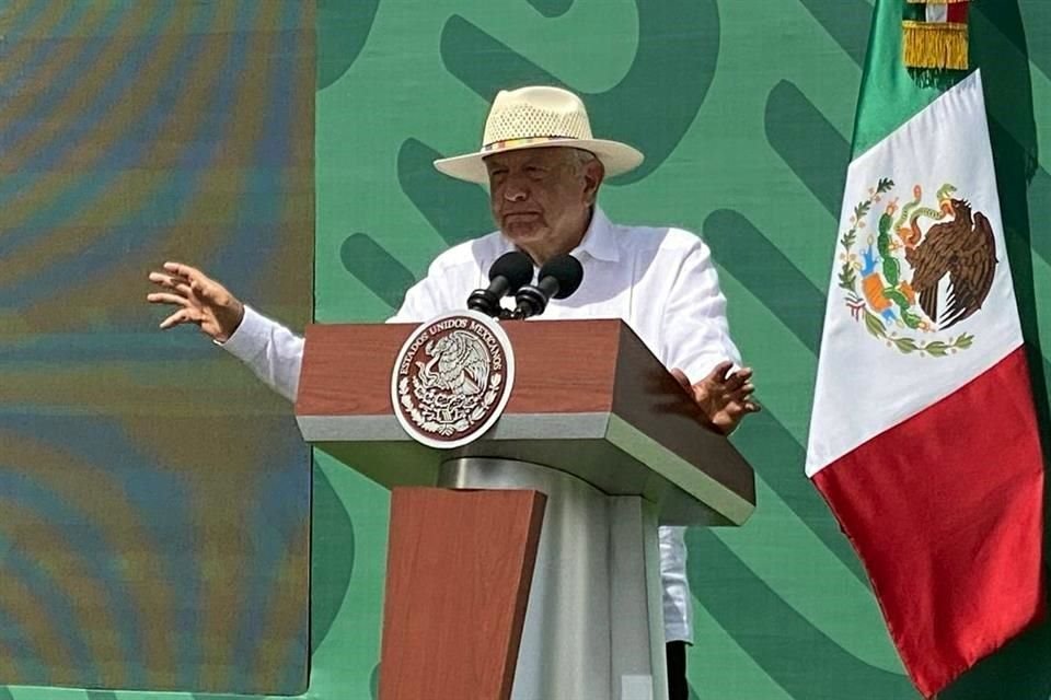 AMLO dijo que al final del debate de candidatos presidenciales hubo abrazos y besos, y celebró que ya no se estigmaticen programas sociales.