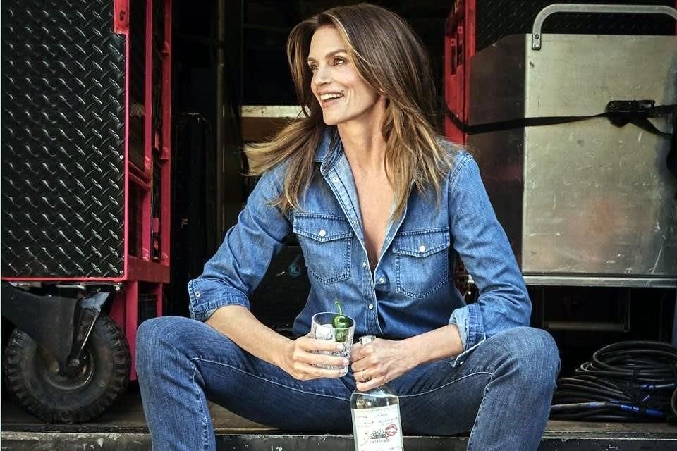 La supermodelo Cindy Crawford siguió los pasos de su marido y lanzó su propia marca de tequila, llamada Casamigas Jalapeño.