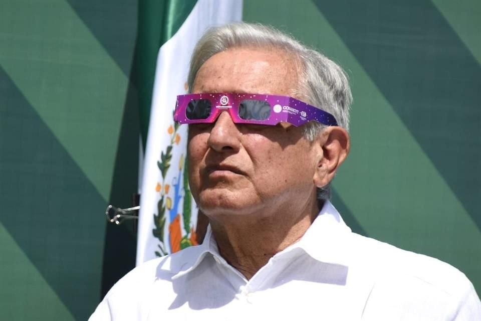 El Mandatario observó el eclipse con lentes especiales.