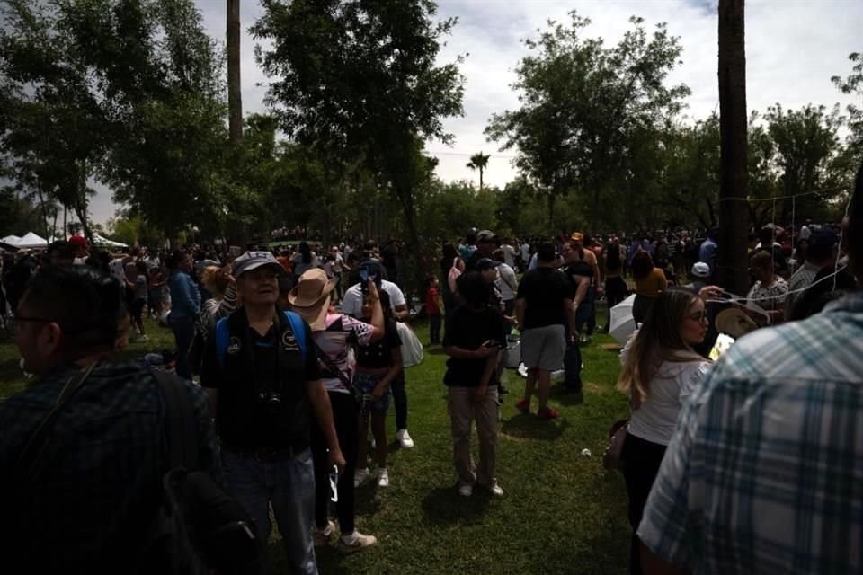 Disfrutan del eclipse en Torreón.