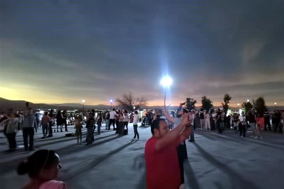 Las personas emocionadas aplaudieron, gritaron, festejaron y se maravillaron.