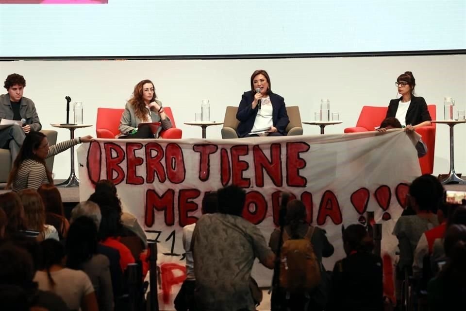 Estudiantes desplegaron una manta frente a Xóchitl Gálvez, candidata presidencial de Oposición