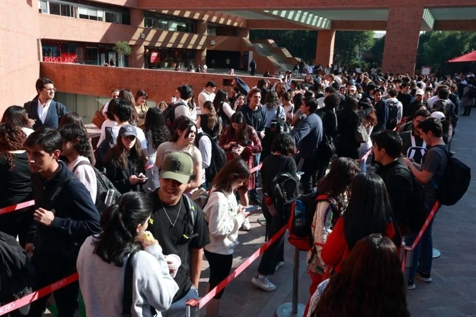 Desde temprano había filas para ingresar al  auditorio José Sánchez Villaseñor, de la Ibero, que resultó lleno.