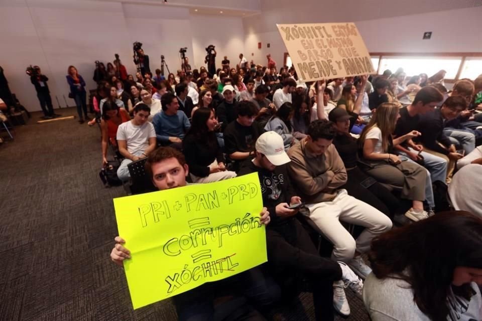 Algunos estudiantes mostraron pancartas en rechazo a Xóchitl Gálvez.
