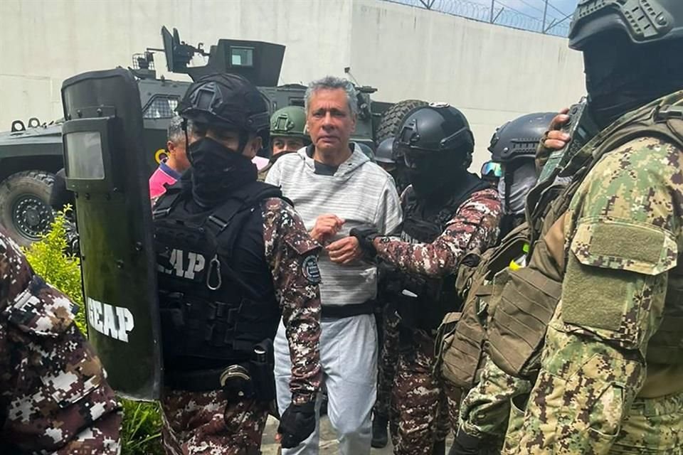 Jorge Glas a su llegada a la prisión de La Roca, en Guayaquil, el 6 de abril.