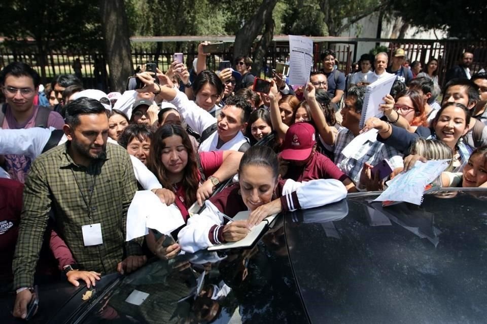 Tras una plática en el auditorio Alejo Peralta, Claudia Sheinbaum fue buscada afuera por estudiantes para que les firmara libros.