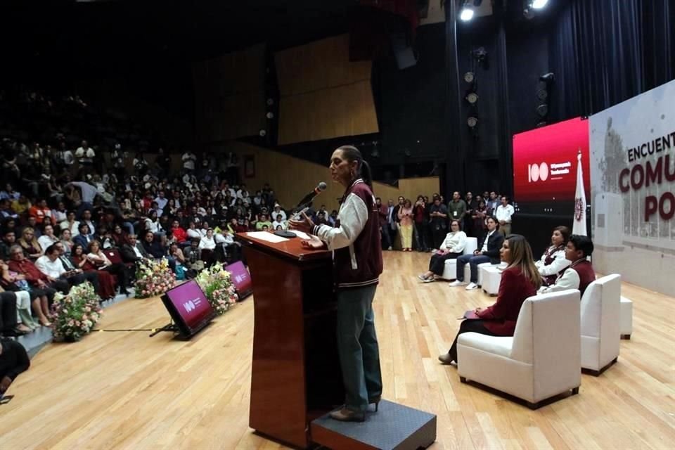 La candidata morenista expuso sus propuestas en el auditorio Alejo, y solicitó ayuda del IPN.