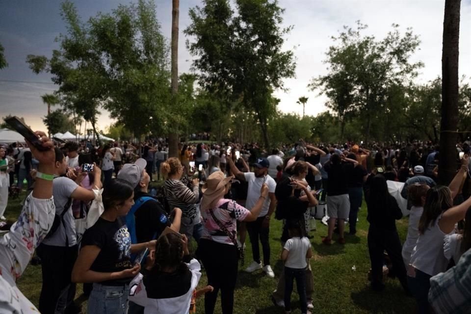 Miles de personas se congregaron en Torreón, Coahuila, lugar considerado como el 'epicentro' del eclipse solar total de este lunes.