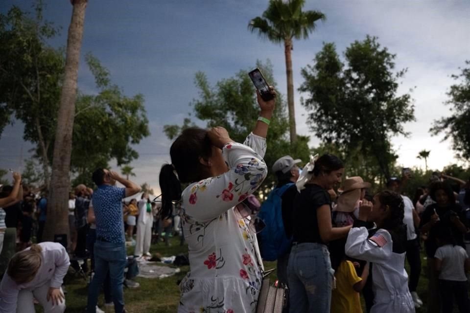 Miles de personas se congregaron en Torreón, Coahuila, lugar considerado como el 'epicentro' del eclipse solar total de este lunes.