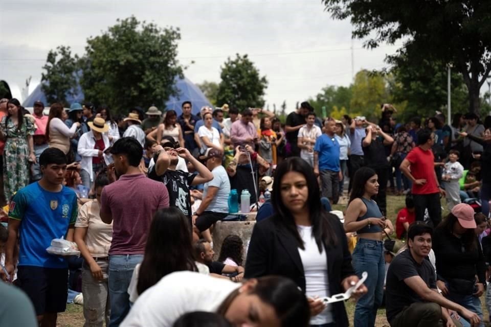 Miles de personas se congregaron en Torreón, Coahuila, lugar considerado como el 'epicentro' del eclipse solar total de este lunes.