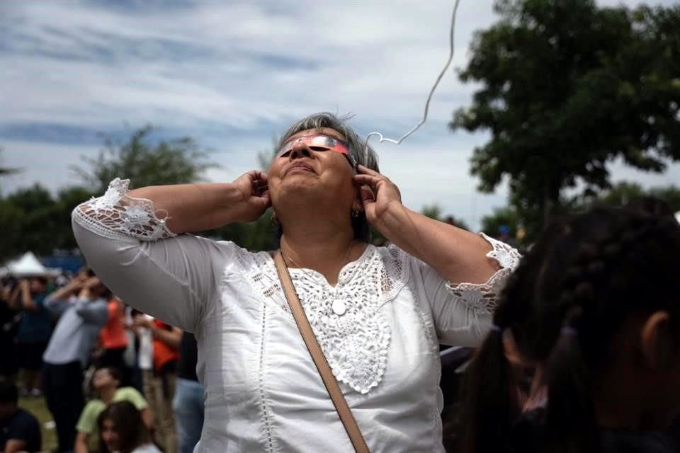 Miles de personas se congregaron en Torreón, Coahuila, lugar considerado como el 'epicentro' del eclipse solar total de este lunes.