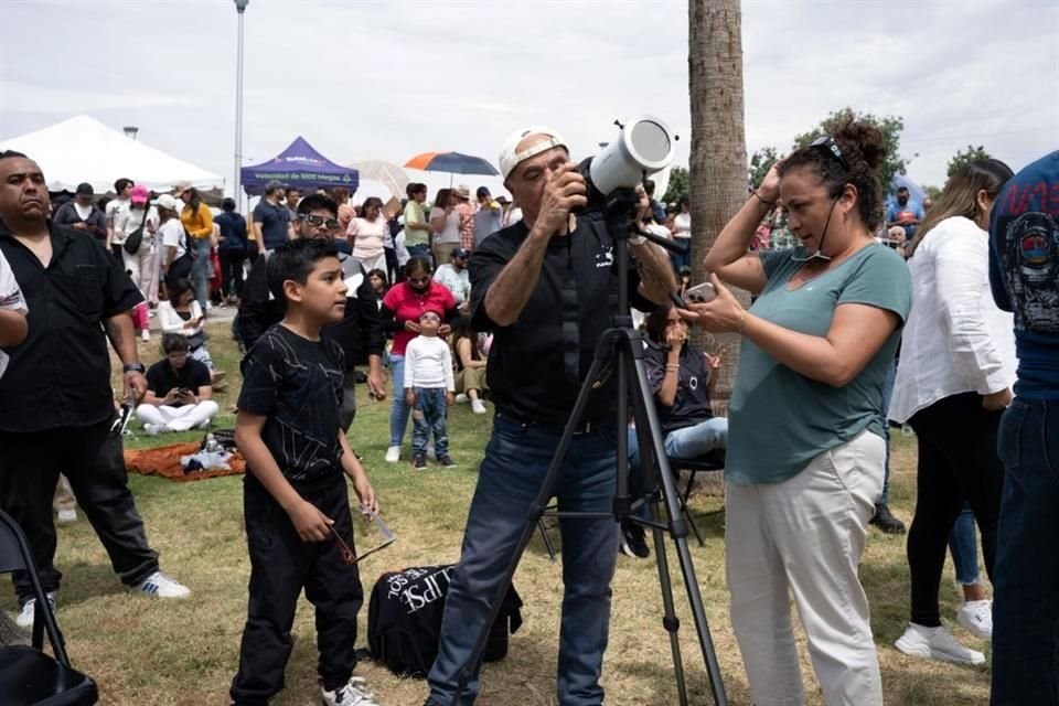 Miles de personas se congregaron en Torreón, Coahuila, lugar considerado como el 'epicentro' del eclipse solar total de este lunes.