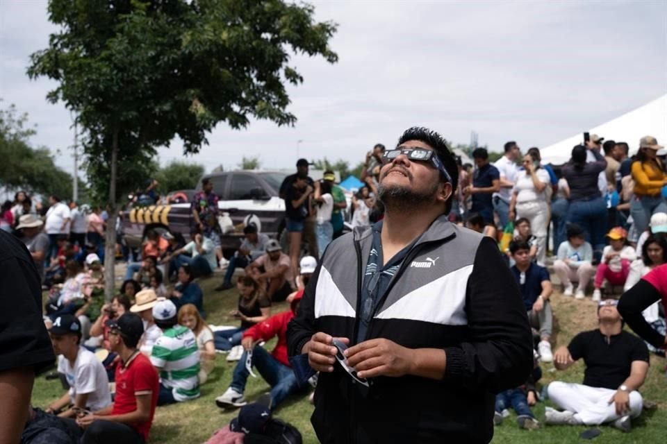 Miles de personas se congregaron en Torreón, Coahuila, lugar considerado como el 'epicentro' del eclipse solar total de este lunes.