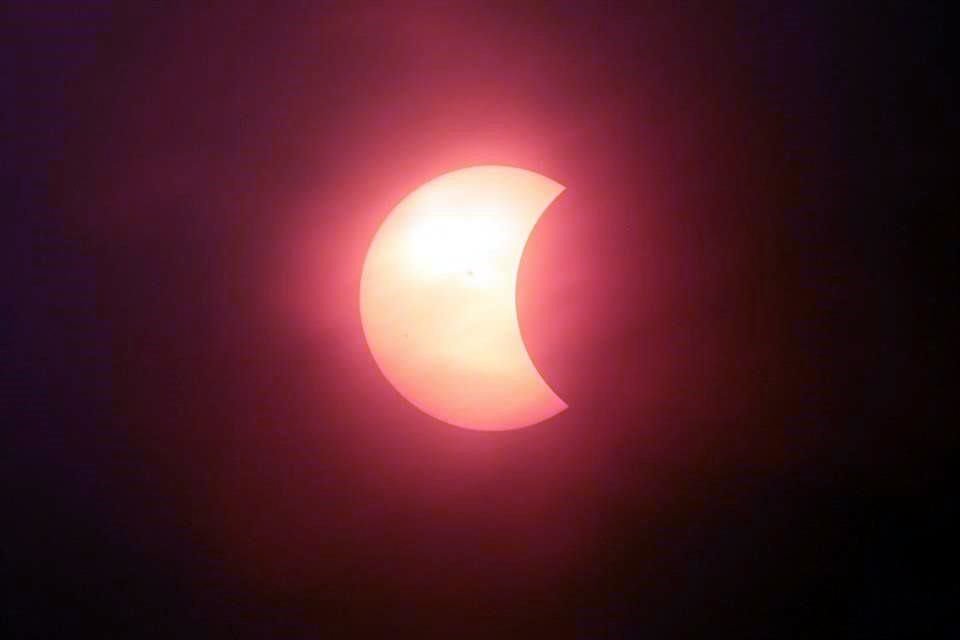 Así fueron captadas las fases del eclipse solar desde Torreón, Coahuila.