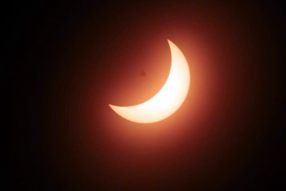 Así fueron captadas las fases del eclipse solar desde Torreón, Coahuila.