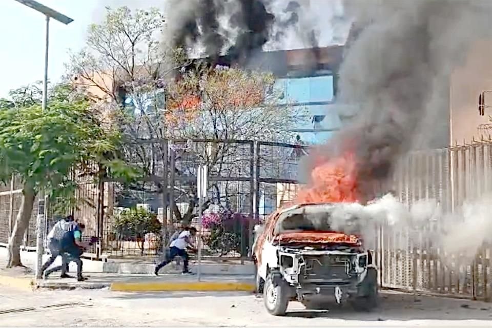 Normalistas de Ayotzinapa atacaron con petardos oficinas del Palacio de Gobierno de Guerrero y provocaron incendio de edificio y vehículos.